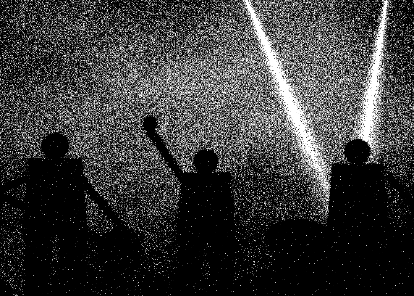 La banda tocando bajo luces cruzadas